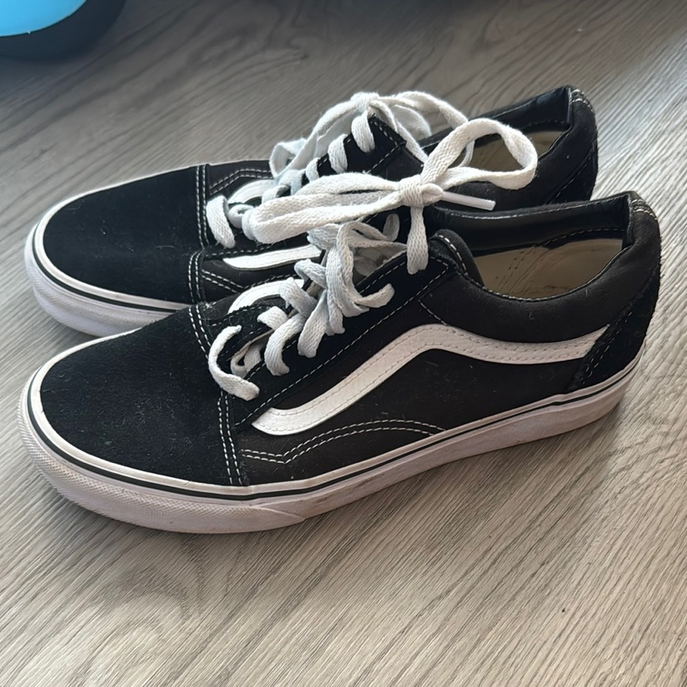 Vans Classic Black and White Low-Tops Men 6, Women’s 7.5
